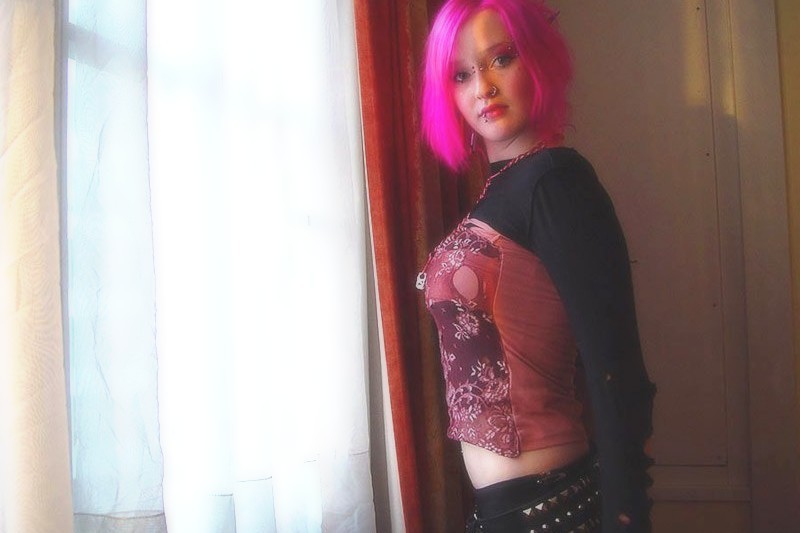 Chica gótica fetichista de pelo rosa mostrando sus tetas perforadas
 #73272691