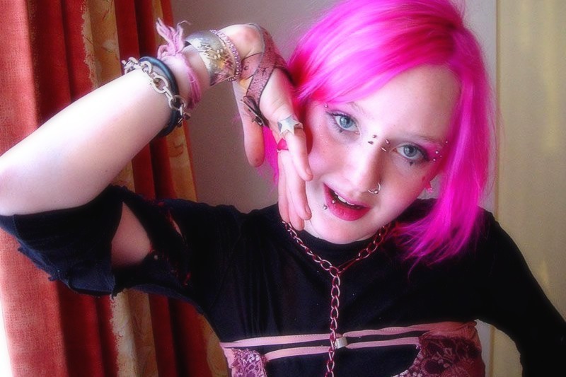 Chica gótica fetichista de pelo rosa mostrando sus tetas perforadas
 #73272699