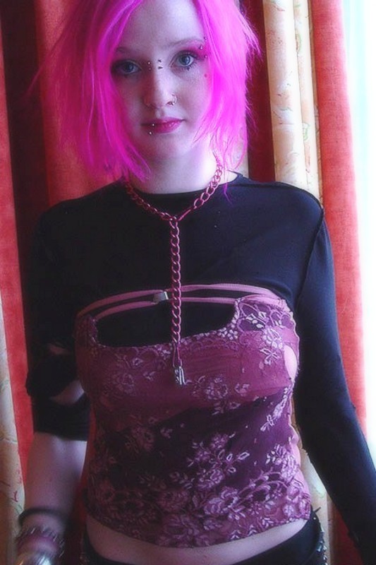 Chica gótica fetichista de pelo rosa mostrando sus tetas perforadas
 #73272706