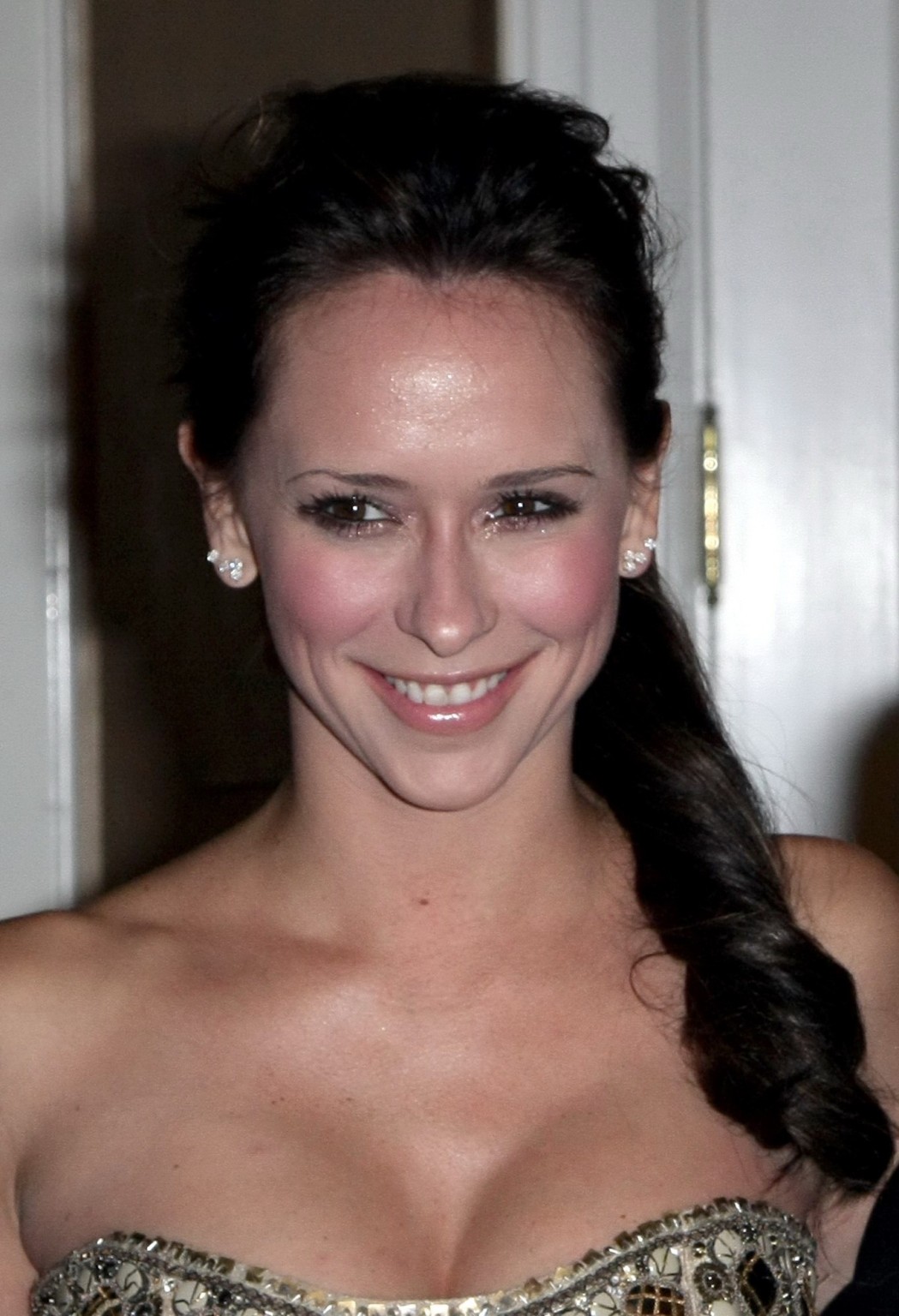 Jennifer Love Hewitt Showing Awesome Cleavage In A Strapless Dress At 