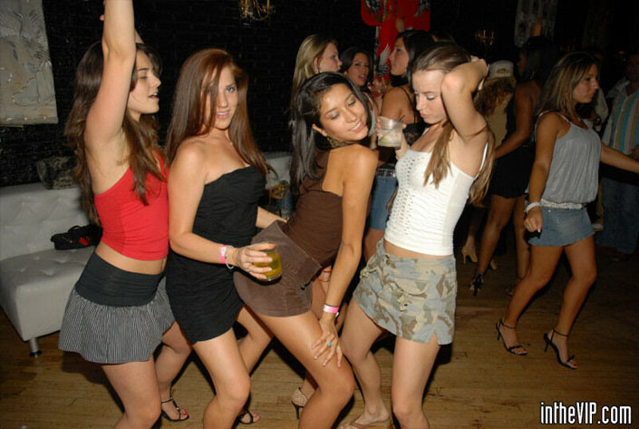 Esta acción sexy vip se pone roudy cuando las chicas comienzan booty dancin para el extraño
 #74384234