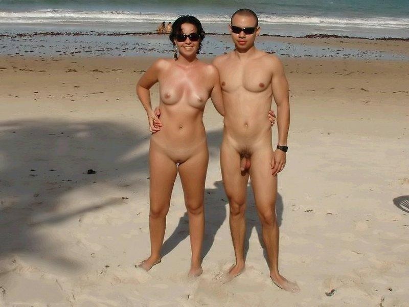 Deux nudistes amateurs s'ébattent sur la plage.
 #72242913