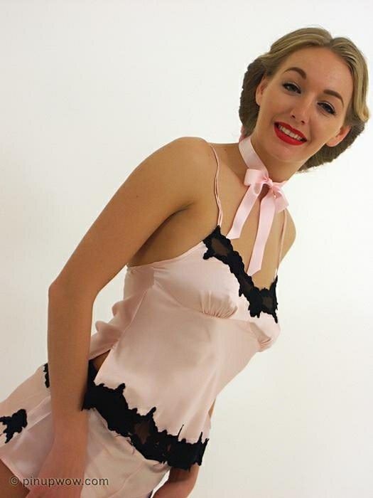 Hayley marie strip-tease en lingerie style rétro
 #73851884