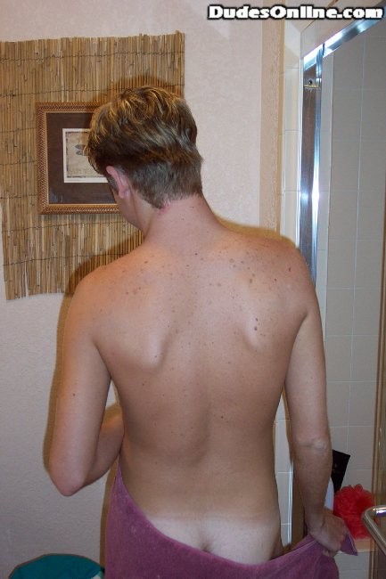 Etalon gay mignon faisant de l'exercice et prenant une douche
 #77010052