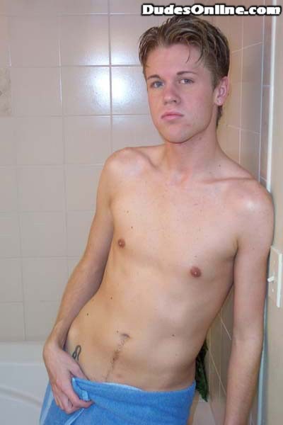 Etalon gay mignon faisant de l'exercice et prenant une douche
 #77010107