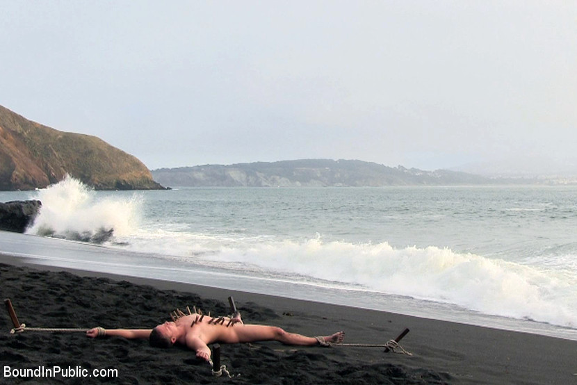 Video amateur de micah andrews siendo usado y abusado en una playa pública.
 #76924606