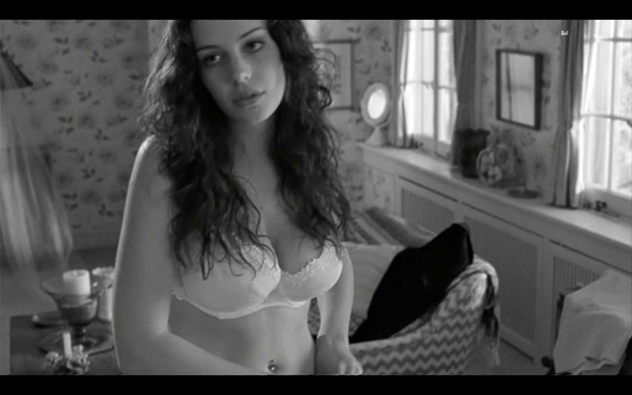 Jessica pare mostrando sus bonitos y grandes pechos en escenas de cine desnudo
 #75323944