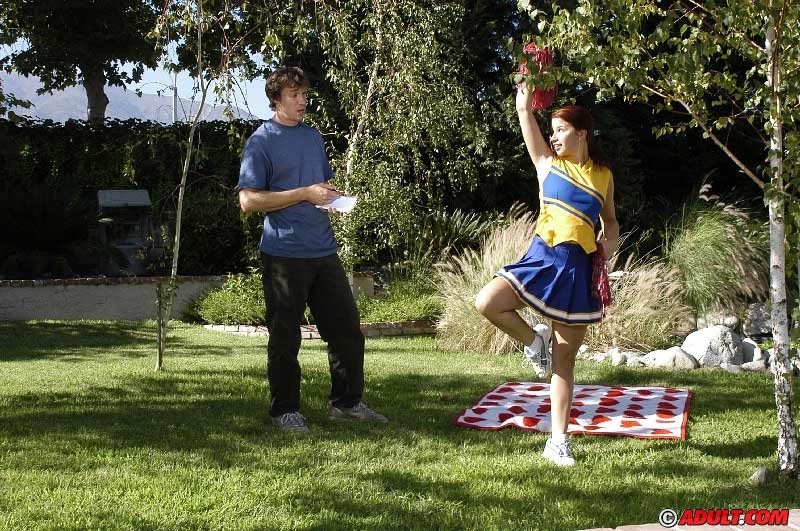 Schöne junge rothaarige Cheerleaderin wird gut gefickt, um dem Kader beizutreten
 #75471385