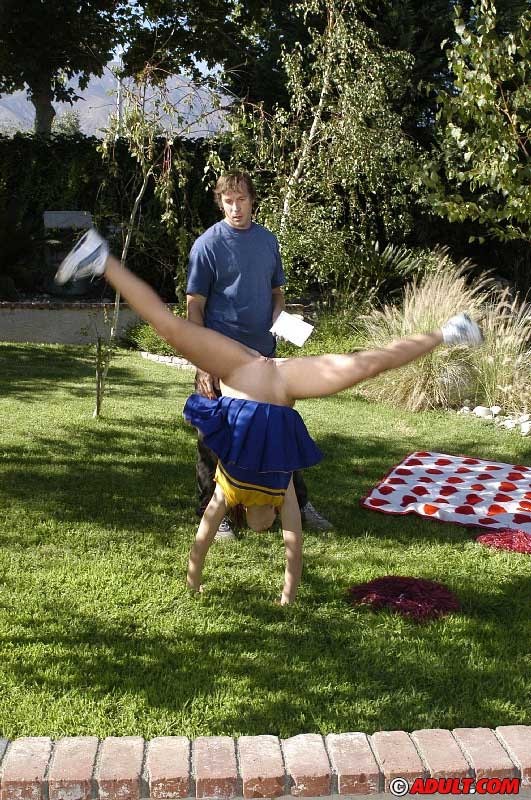 Schöne junge rothaarige Cheerleaderin wird gut gefickt, um dem Kader beizutreten
 #75471398