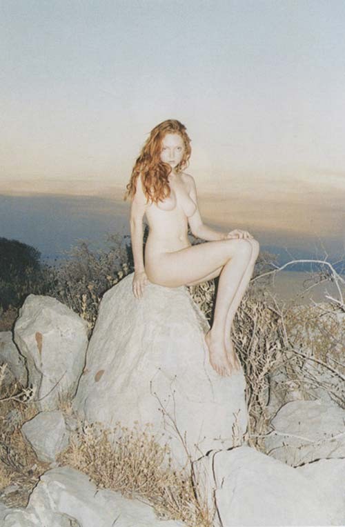 Lily Cole montre son corps super sexy, ses seins et son cul.
 #75305089