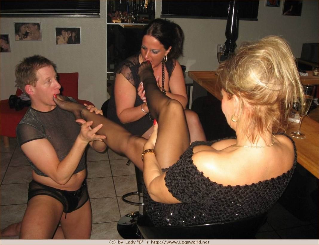 Lady barbara si fa adorare le sue gambe di nylon alla sua festa privata
 #76478903