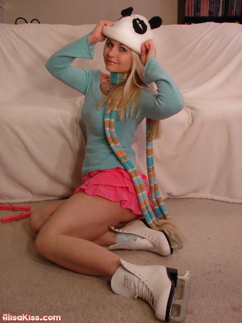 Mignonne jeune blonde amateur prête à patiner
 #68419139