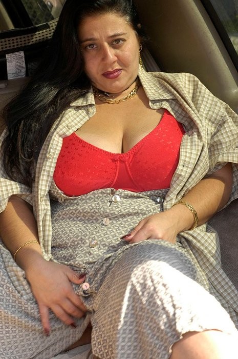 Chunky mature woman masturbates in her car #79487472