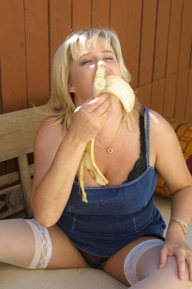 Dreckige blonde Hausfrau wichst ihre Muschi mit einer Banane
 #73727905