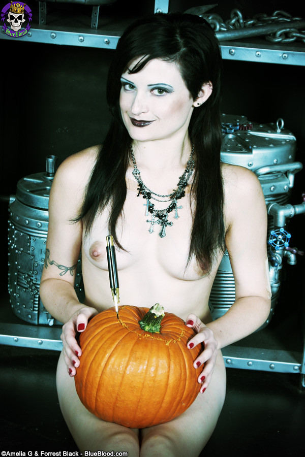 Clásico gótico halloween pinup nena con su calabaza
 #74644368