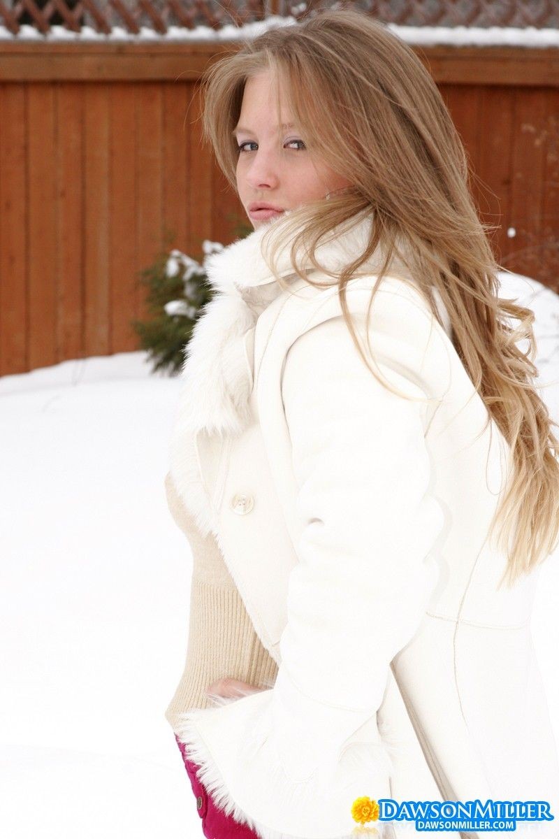 Une blonde aux seins naturels parfaits s'amusant en hiver.
 #70305412