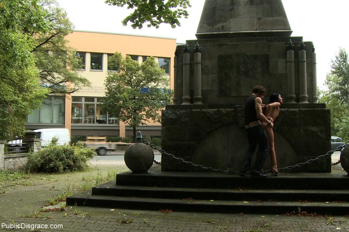 Une fille se fait déshabiller, attacher et baiser en plein air dans des lieux publics.
 #71967118