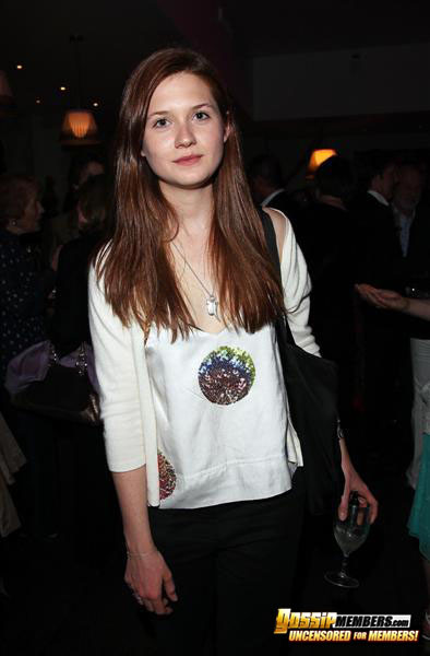 Bonnie wright posando sexy y cachonda en fotos glamurosas y de paparazzi
 #75334417