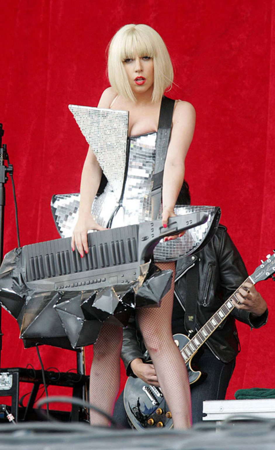 Lady Gaga che mostra il suo bel culo in perizoma sul palco upskirt foto paparazzi
 #75388470