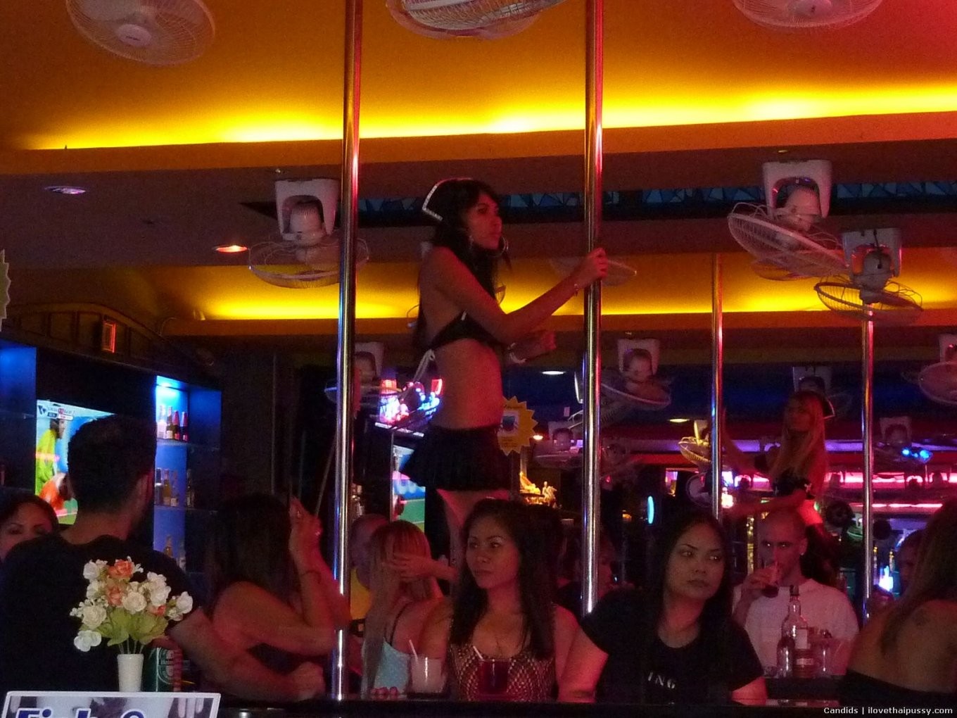 Des prostituées thaïlandaises ivres font la fête avec des touristes sexuels et baisent pour de l'argent.
 #68152496