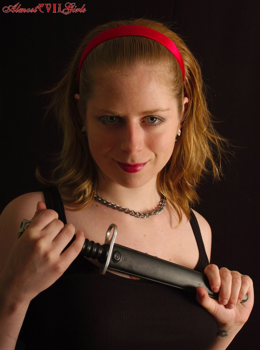 Leila hazlett schneidet ihr Oberteil ab[ und zerschneidet ihre Strümpfe, um ihre Oberschenkel zu zeigen
 #76404643