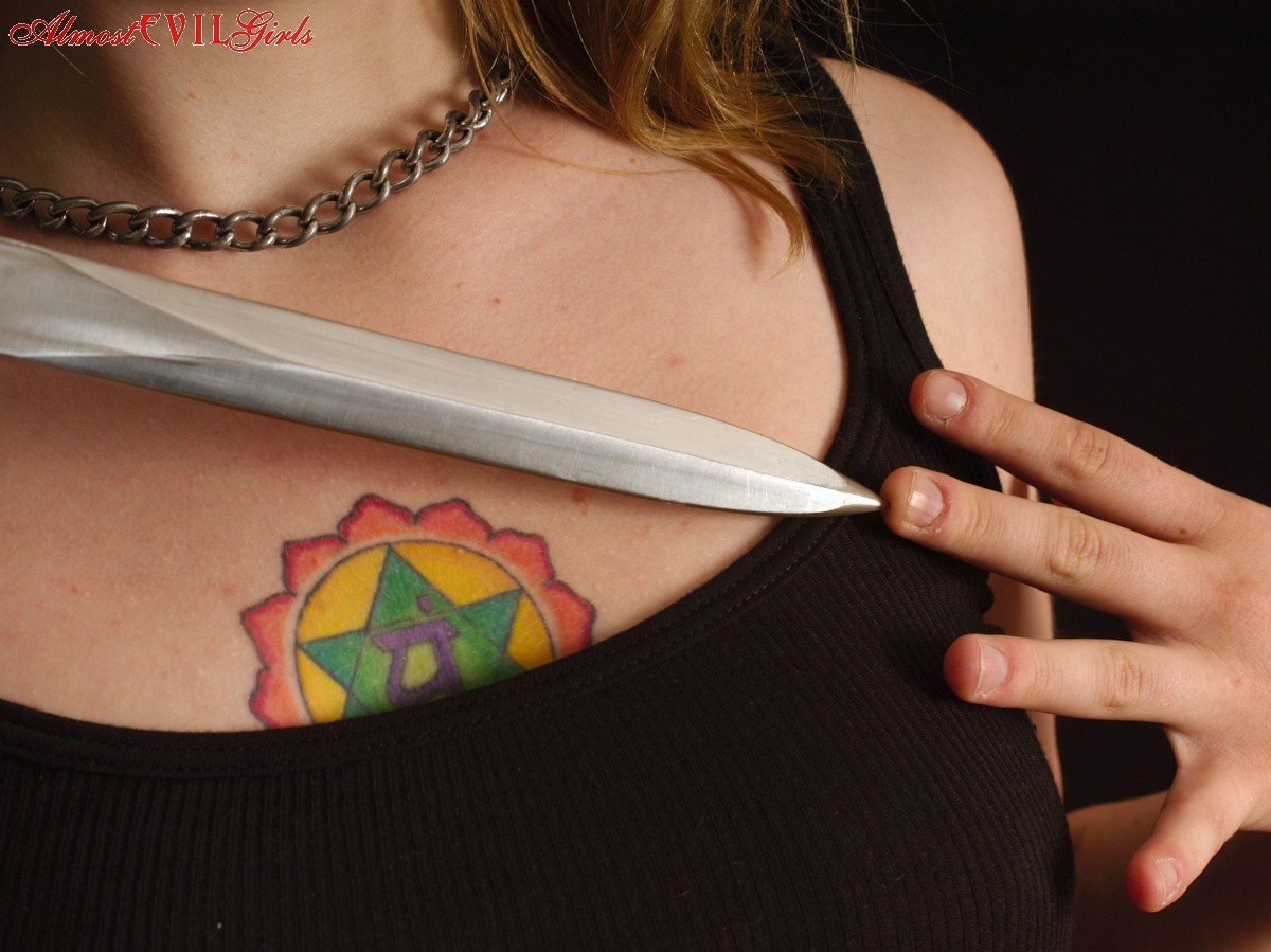 Leila hazlett schneidet ihr Oberteil ab[ und zerschneidet ihre Strümpfe, um ihre Oberschenkel zu zeigen
 #76404666