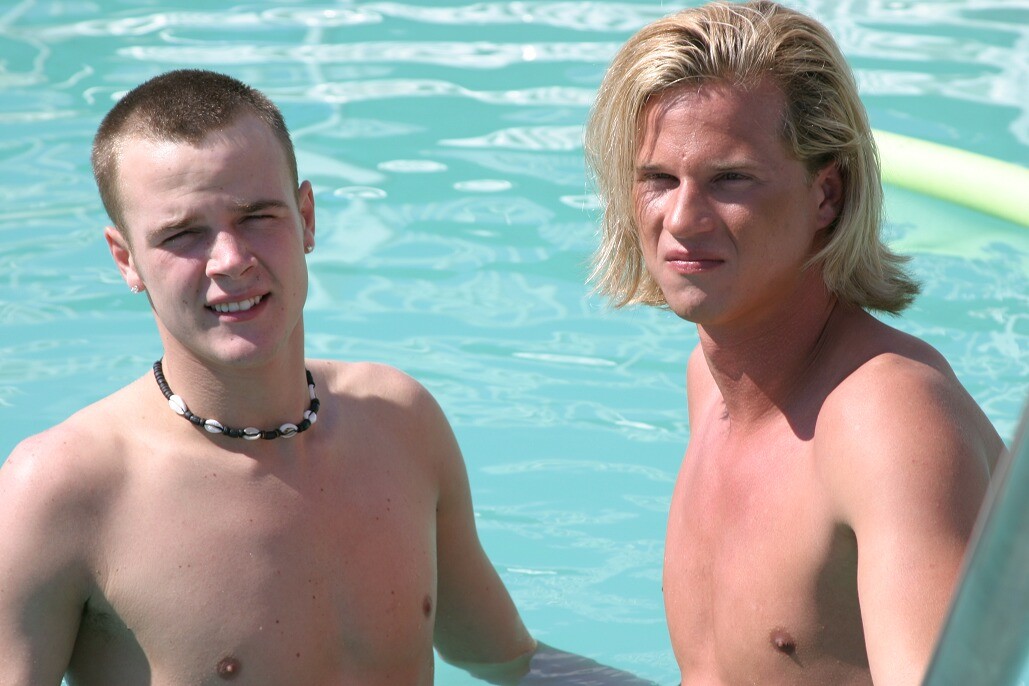 Sexy Homosexuell Strand Jungen ficken und saugen sich gegenseitig in den Pool
 #76978186