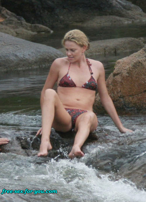 Charlize theron zeigt ihren tollen Körper im Bikini
 #75430423