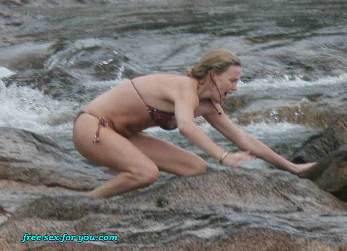 Charlize theron zeigt ihren tollen Körper im Bikini
 #75430480