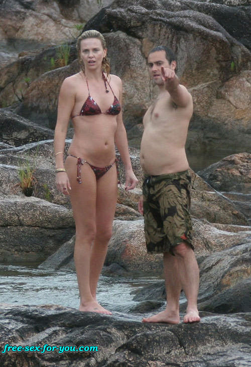Charlize Theron show her great body in bikini #75430489