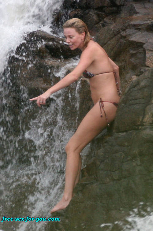 Charlize theron zeigt ihren tollen Körper im Bikini
 #75430517