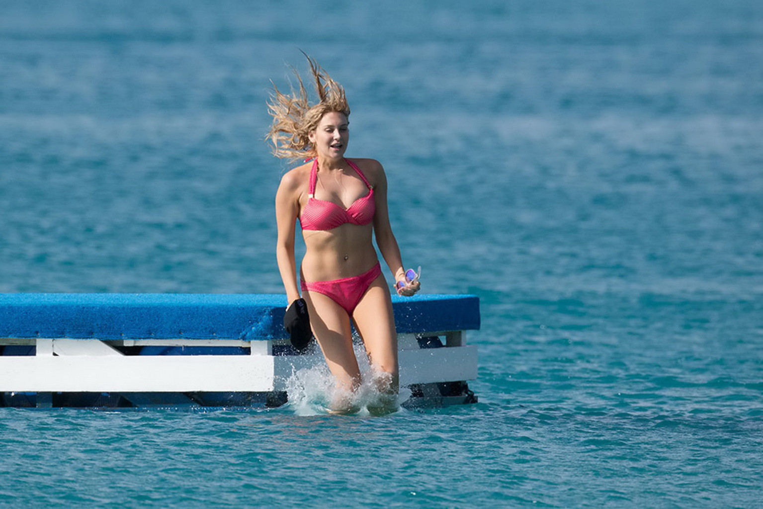Stephanie Pratt zeigt Busen und Hintern in einem knappen rosa Bikini am Strand in Barbados
 #75176651