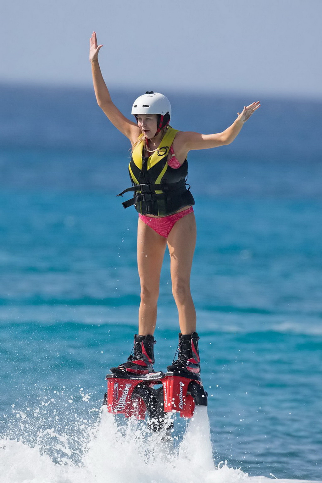 Stephanie Pratt zeigt Busen und Hintern in einem knappen rosa Bikini am Strand in Barbados
 #75176706