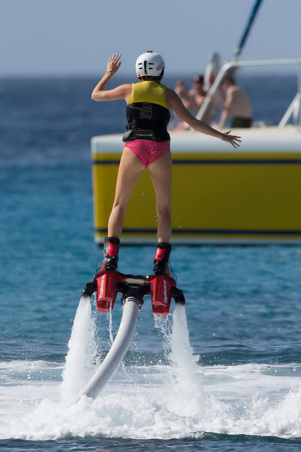 Stephanie Pratt zeigt Busen und Hintern in einem knappen rosa Bikini am Strand in Barbados
 #75176715