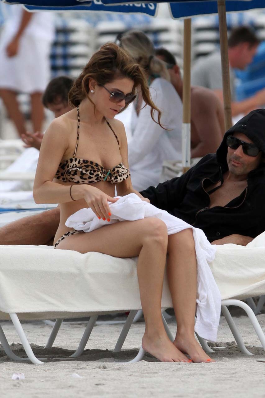 Maria menounos exposant son corps sexy et ses fesses chaudes en bikini sur la plage
 #75306074