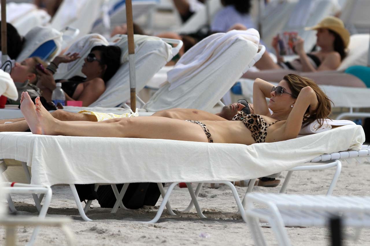 Maria menounos exposant son corps sexy et ses fesses chaudes en bikini sur la plage
 #75306103