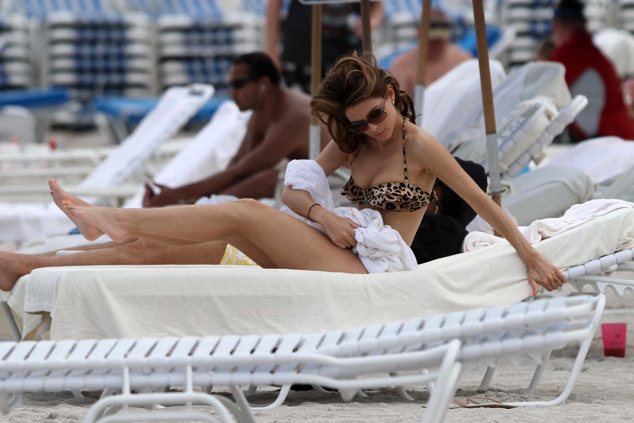 Maria menounos exposant son corps sexy et ses fesses chaudes en bikini sur la plage
 #75306107