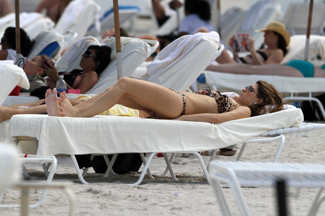 Maria menounos exposant son corps sexy et ses fesses chaudes en bikini sur la plage
 #75306117