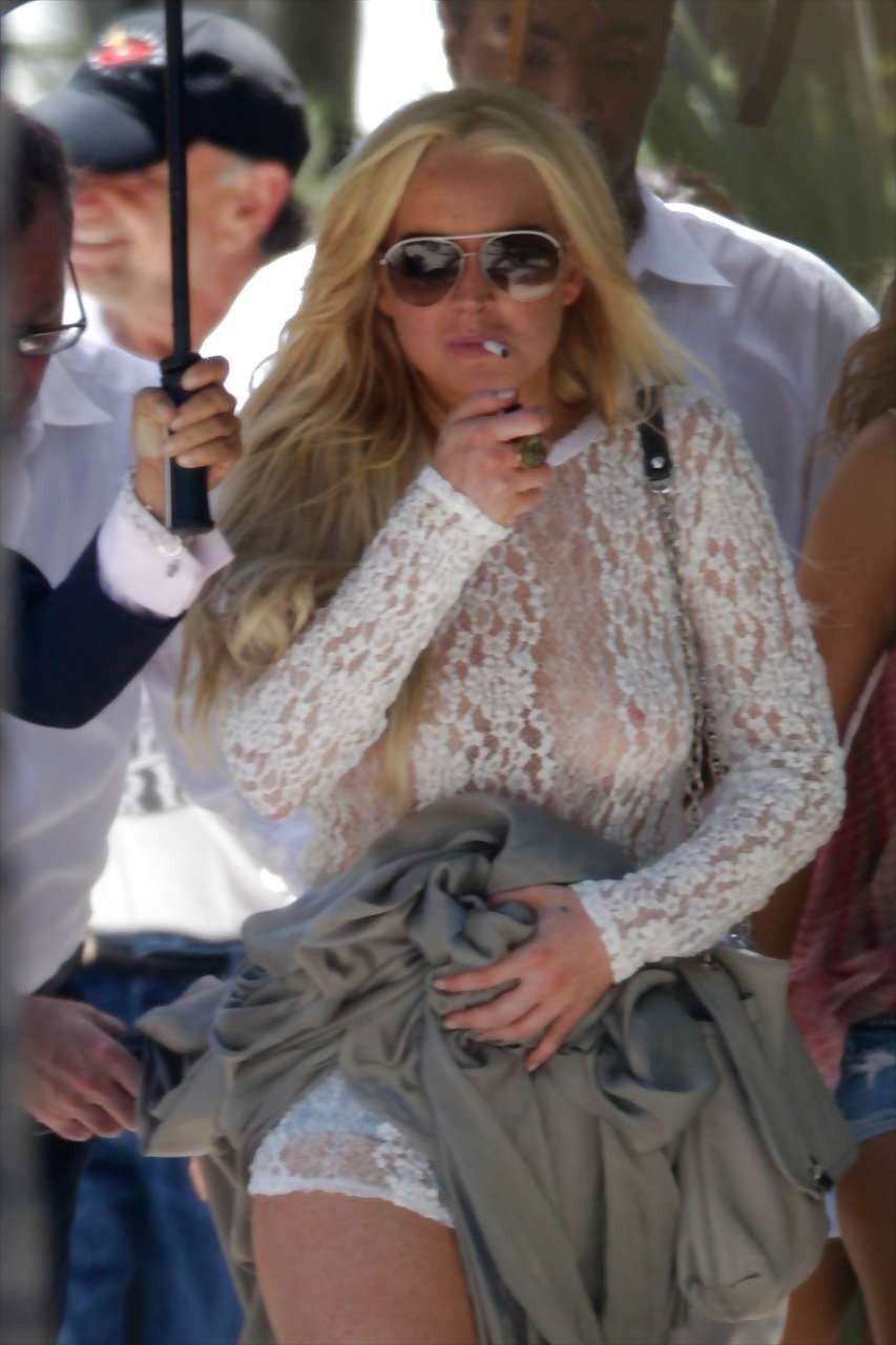 Lindsay Lohan exposant son slip et ses vêtements transparents dans la rue.
 #75227206