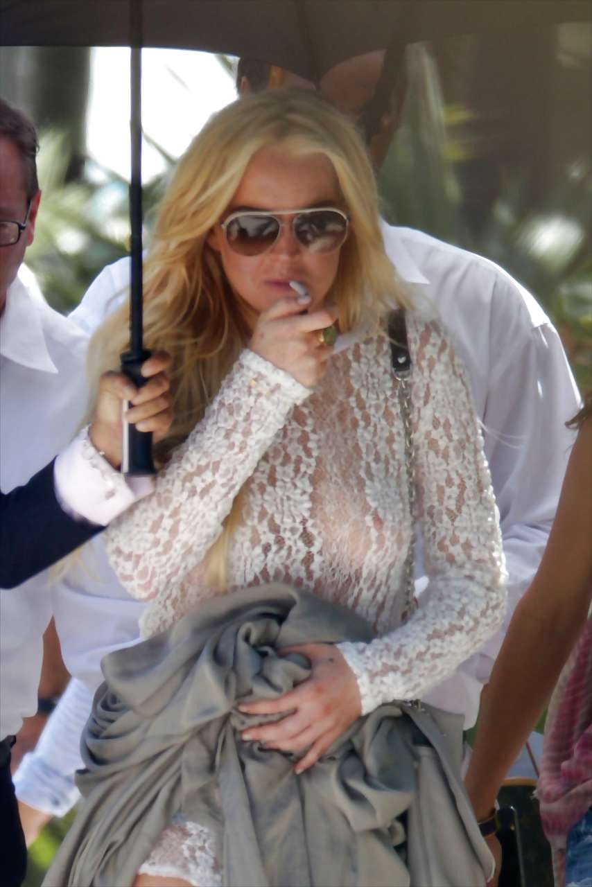 Lindsay Lohan esponendo niples slip e vedere attraverso sulla strada
 #75227214