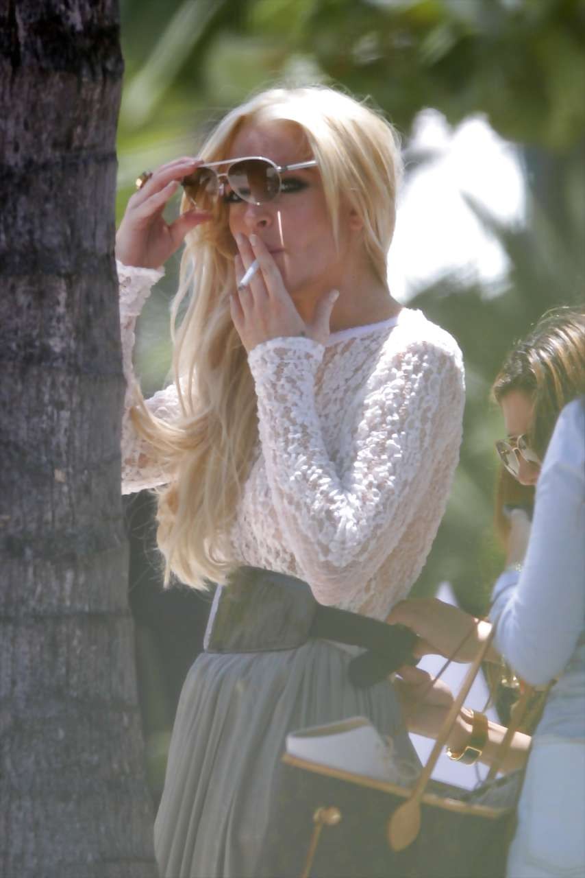 Lindsay Lohan esponendo niples slip e vedere attraverso sulla strada
 #75227226