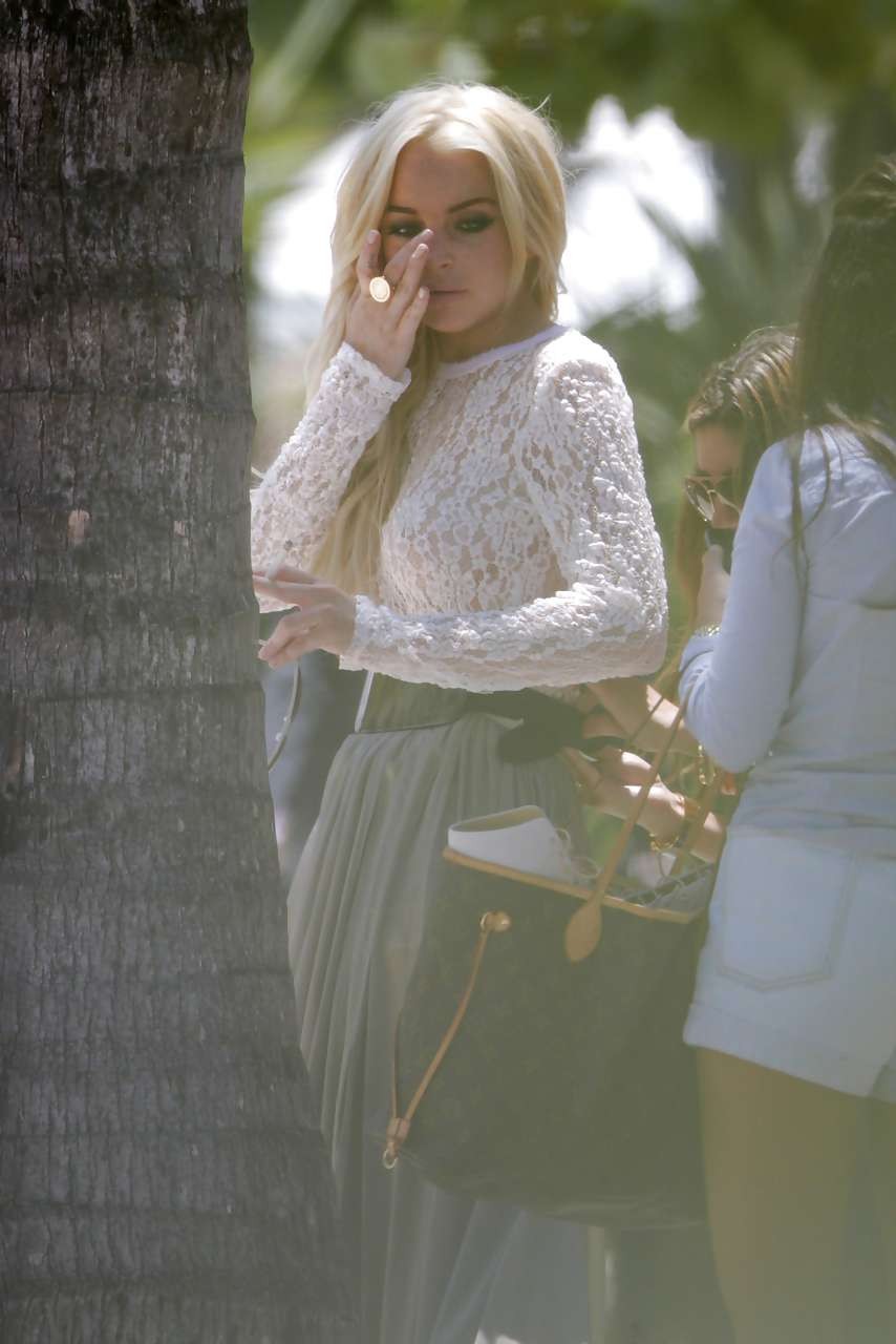 Lindsay Lohan exposant son slip et ses vêtements transparents dans la rue.
 #75227228