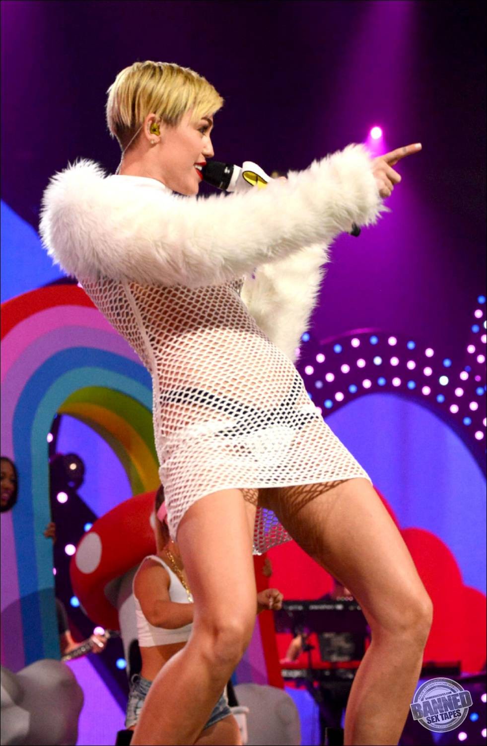 Miley cyrus mostra le sue tette con i capezzoli coperti 
 #70801266