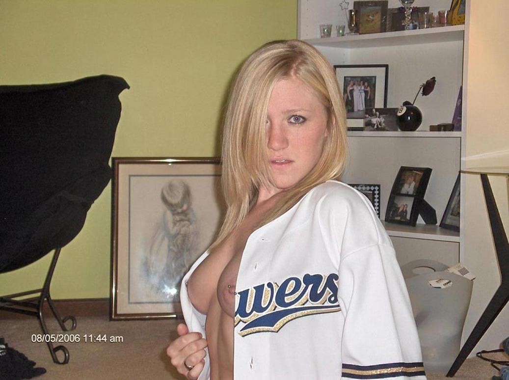 Blonde busty Amateur Freundin posiert nackt zu Hause
 #73866251