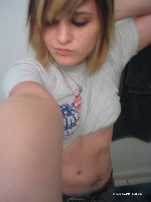 Emo hottie self-shoots in der Toilette
 #67338264