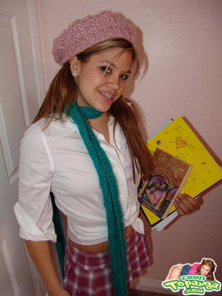 Una adorable joven se burla y seduce
 #79016598