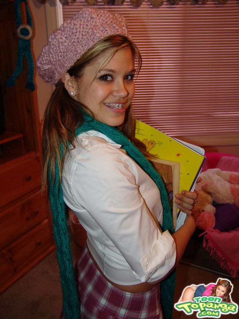 Una adorable joven se burla y seduce
 #79016608