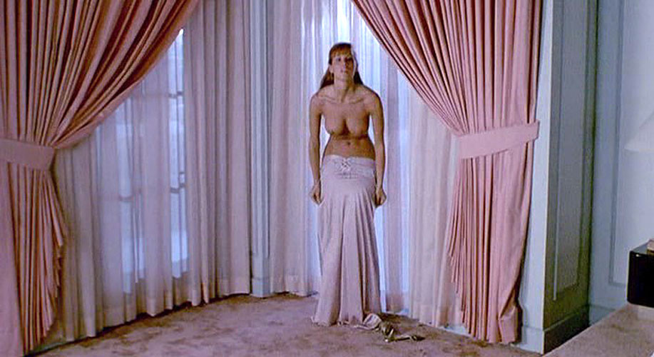 Monique gabrielle mostrando sus bonitas y grandes tetas en un desnudo de película
 #75388411