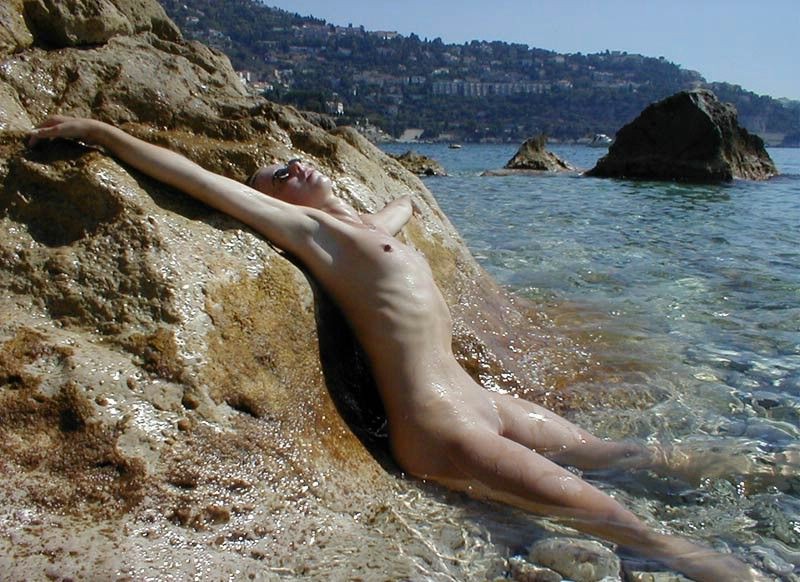 Beobachten Sie diese sexy blonde Teenie lag im Wasser nackt
 #72250527