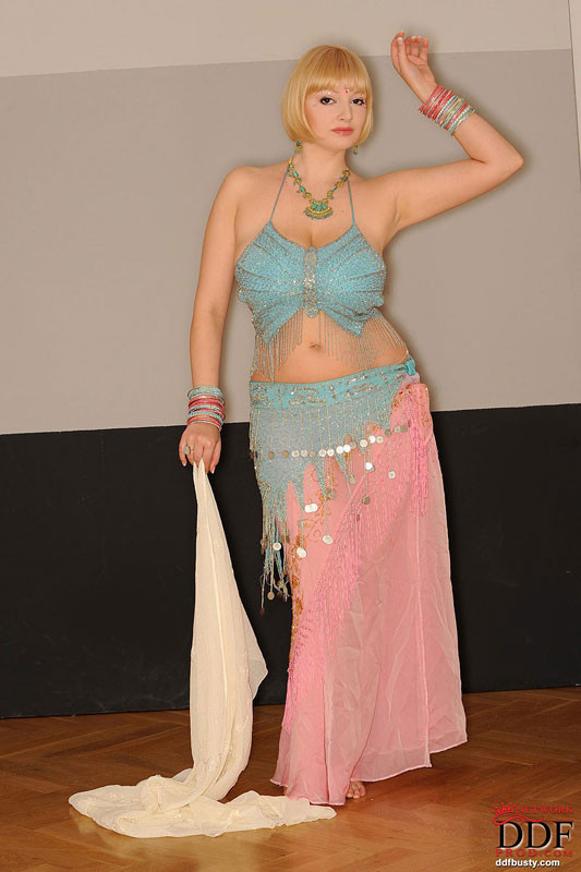 Huge titted sophie mei in einem sexy orientalischen Tanz
 #73079705